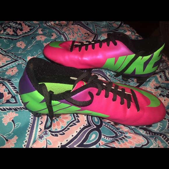 Nike Soccer Cleats - Picture 2 of 2